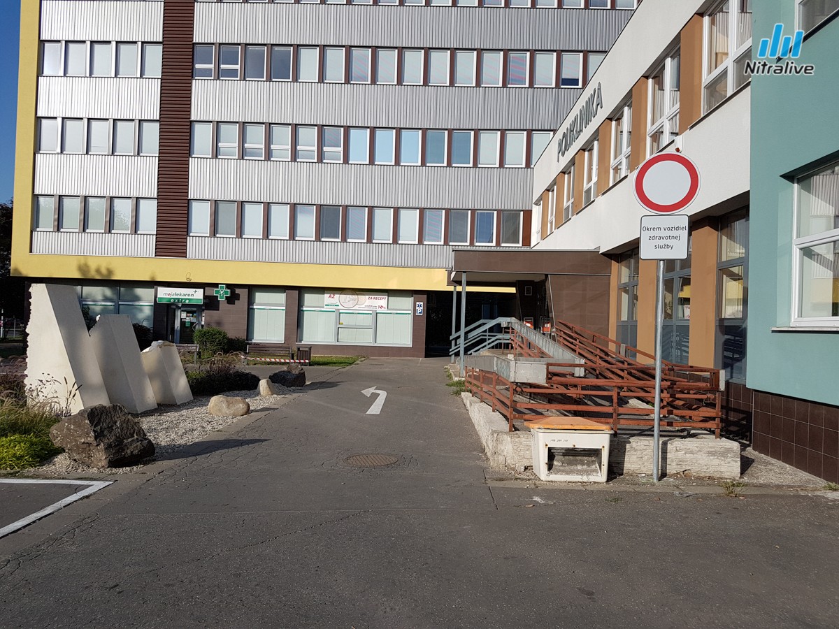 Parkovisko pred poliklinikou na Klokočine