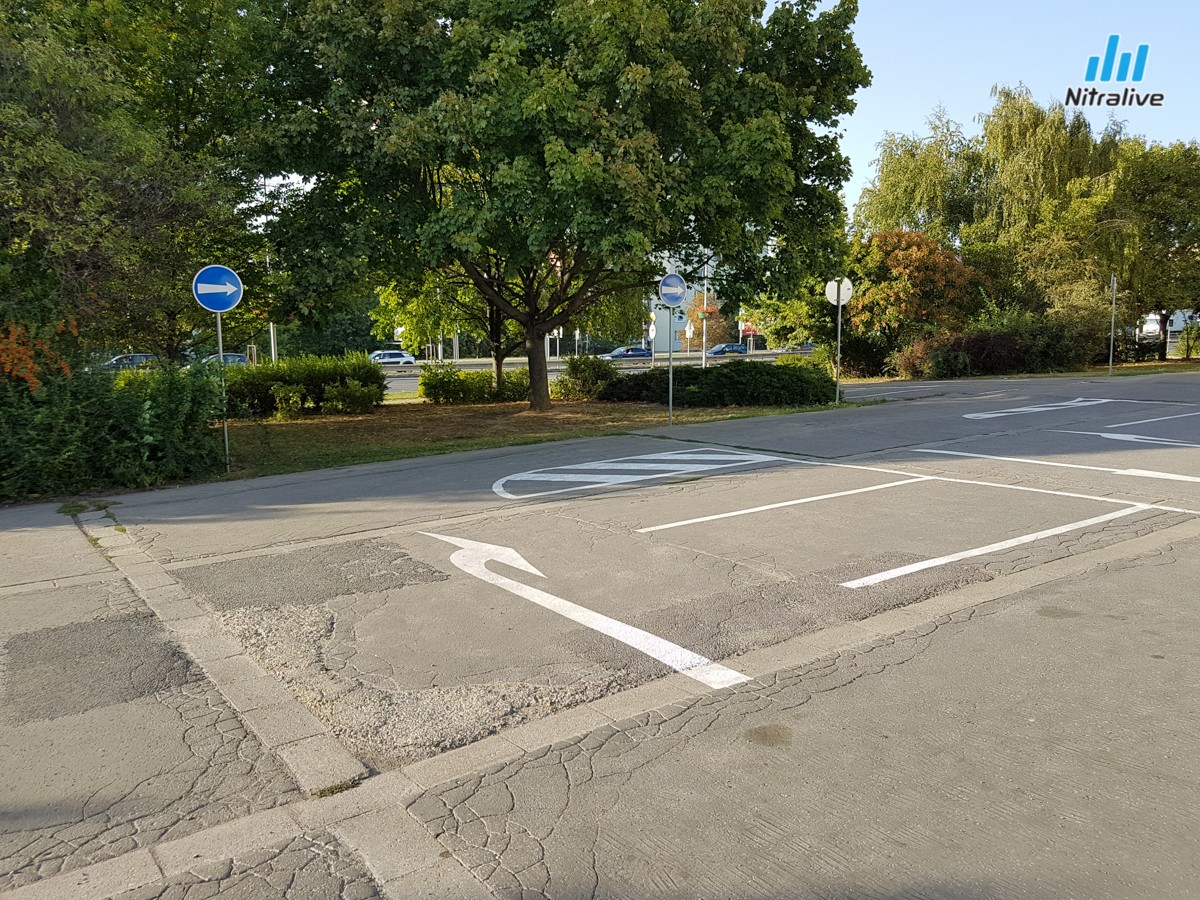 Parkovisko pred poliklinikou na Klokočine