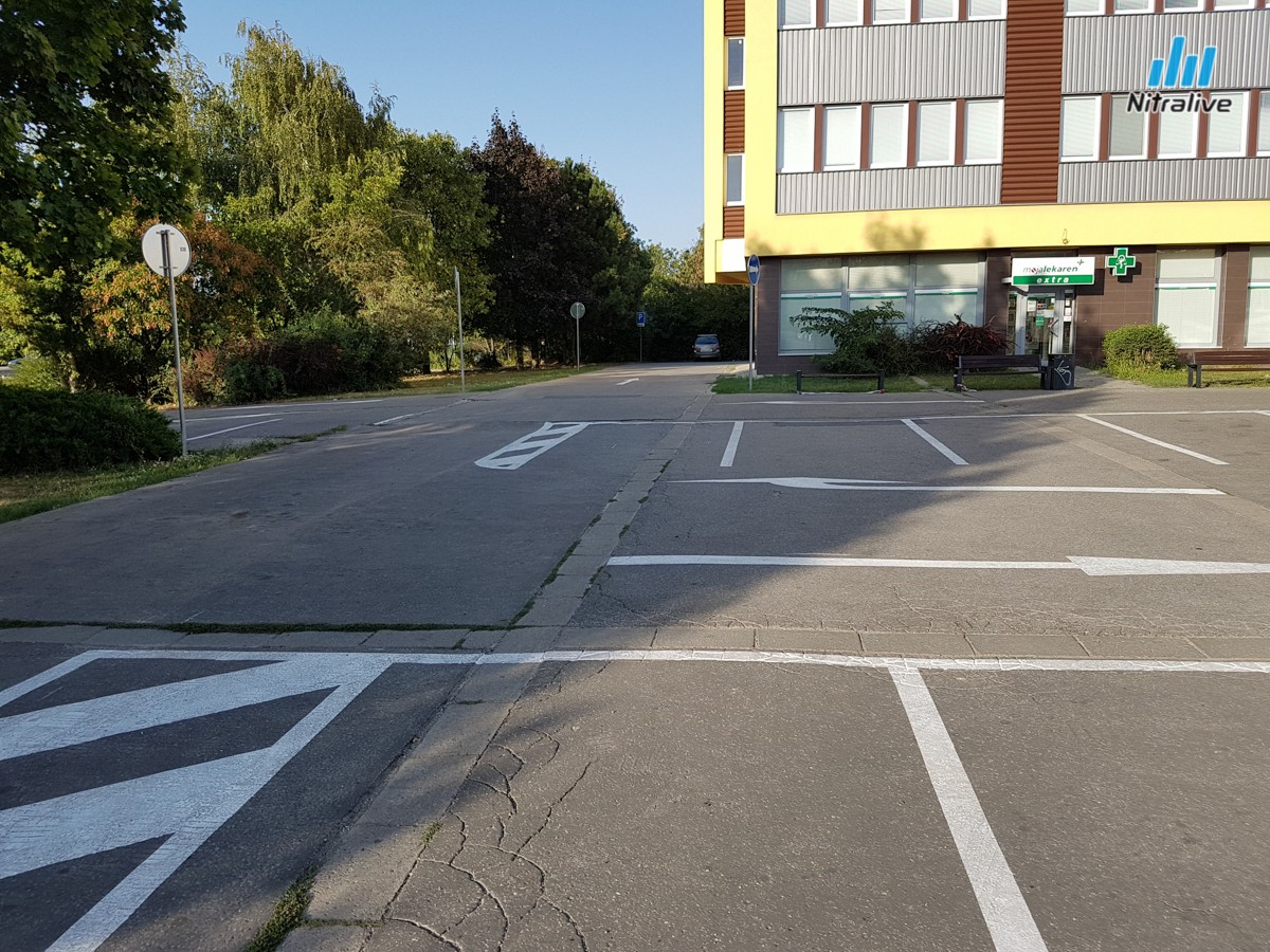 Parkovisko pred poliklinikou na Klokočine