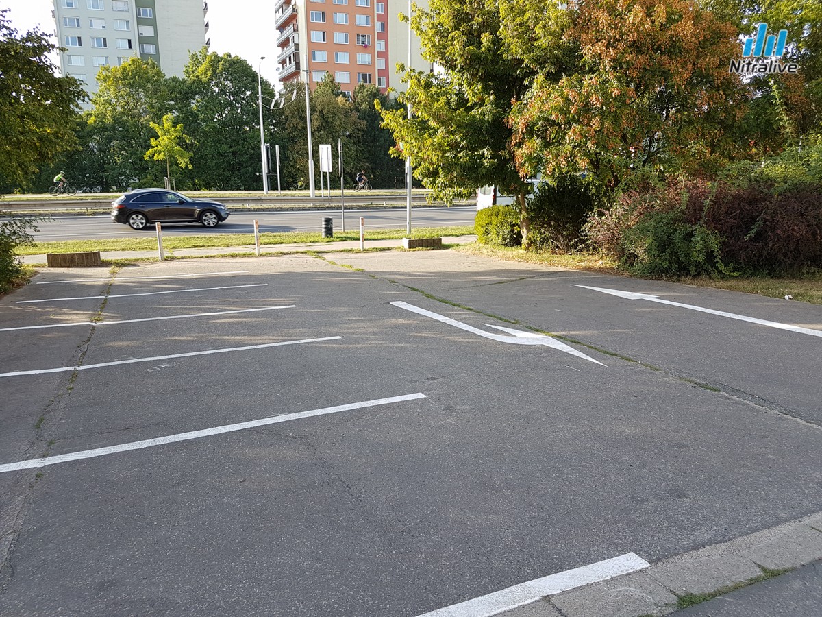 Parkovisko pred poliklinikou na Klokočine