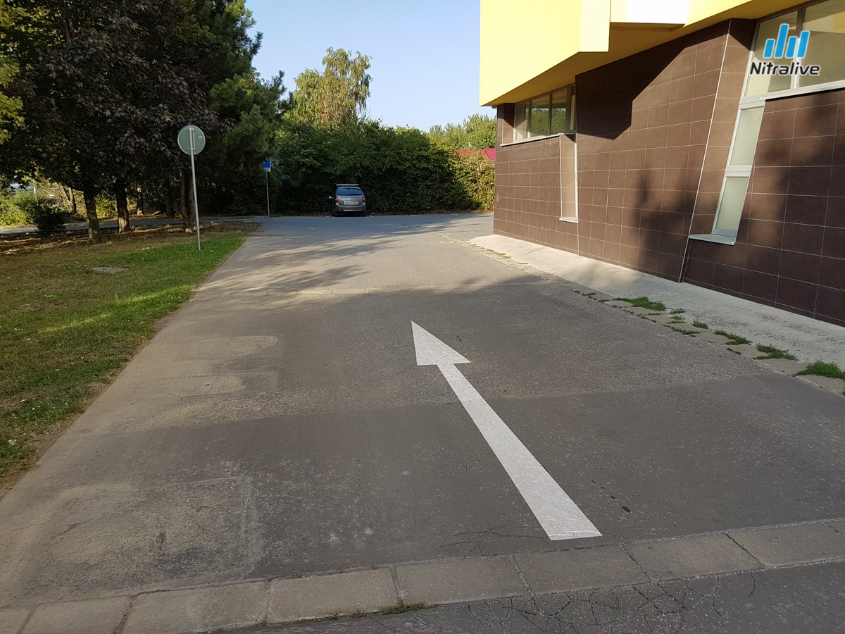 Parkovisko pred poliklinikou na Klokočine