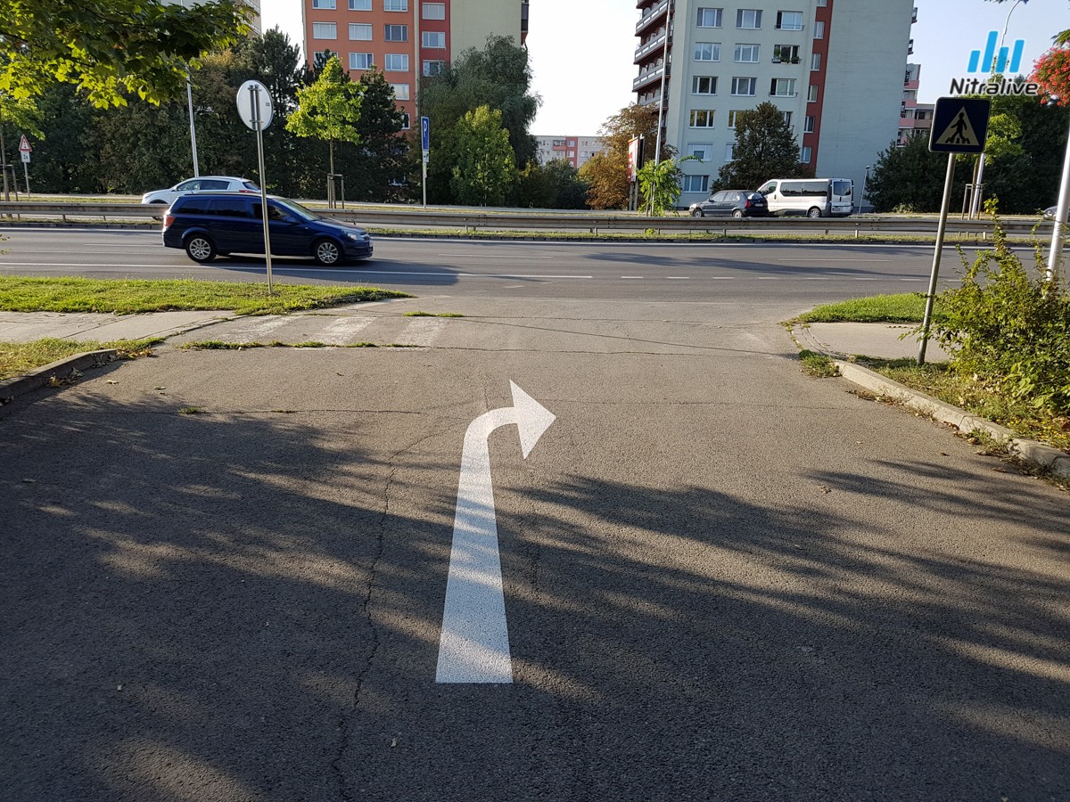 Parkovisko pred poliklinikou na Klokočine