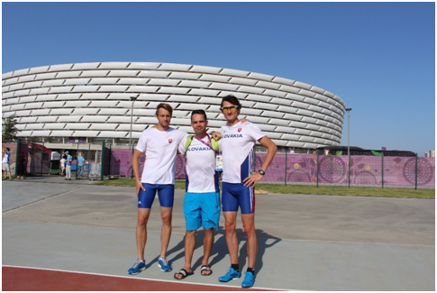 Dušan Páleník s trénerom PaedDr. Martinom Illéšom (absolvent UKF) a Jozefom Repčíkom (800m)<