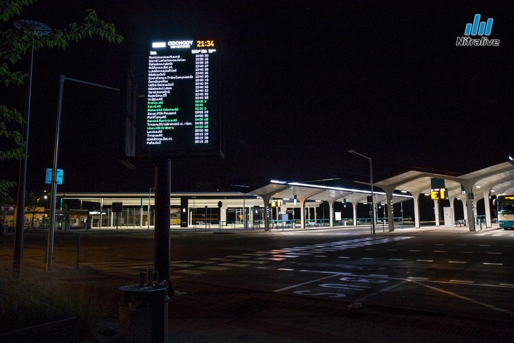 Nočný pohľad na zmodernizovanú autobusovú stanicu v Nitre