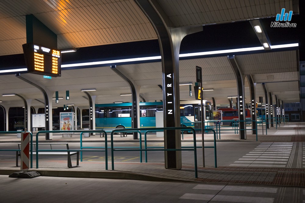 Nočný pohľad na zmodernizovanú autobusovú stanicu v Nitre