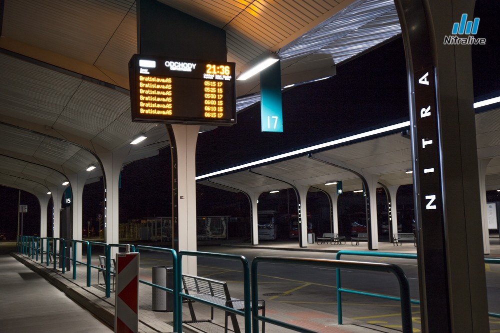 Nočný pohľad na zmodernizovanú autobusovú stanicu v Nitre