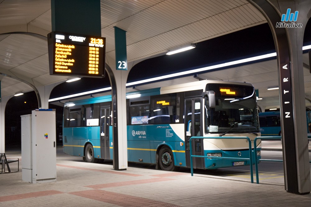 Nočný pohľad na zmodernizovanú autobusovú stanicu v Nitre