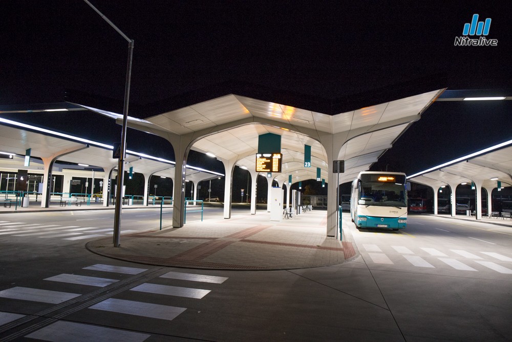 Nočný pohľad na zmodernizovanú autobusovú stanicu v Nitre