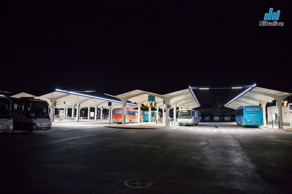 Nočný pohľad na zmodernizovanú autobusovú stanicu v Nitre