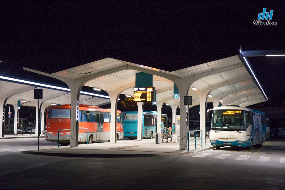 Nočný pohľad na zmodernizovanú autobusovú stanicu v Nitre