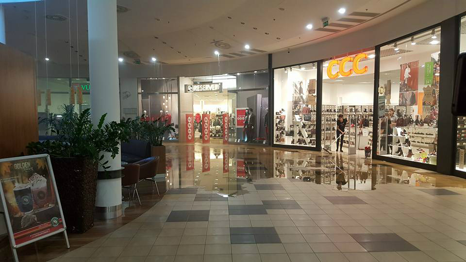 V Centro Nitra museli pre havarijnú situáciu uzavrieť hlavný vchod