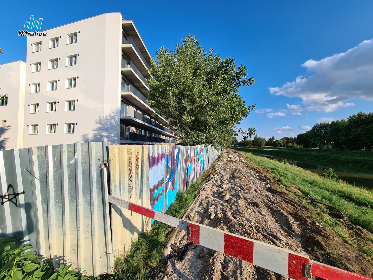 Chodník popri Promenada living park je uzavretý, rekonštruujú cyklotrasu