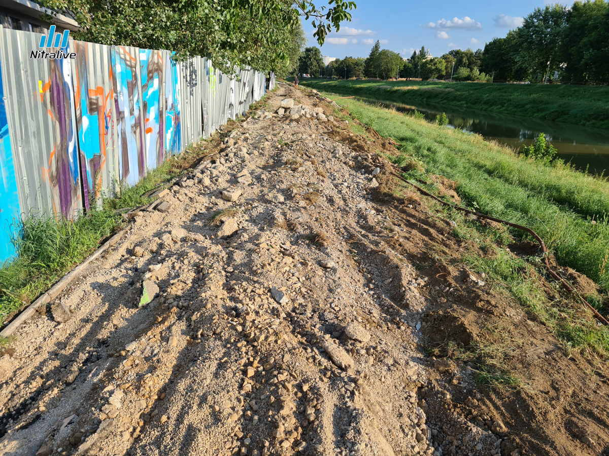 Chodník popri Promenada living park je uzavretý, rekonštruujú cyklotrasu