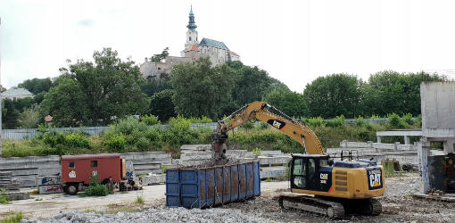 Viaceré stroje dnes rozoberali časť skeletu