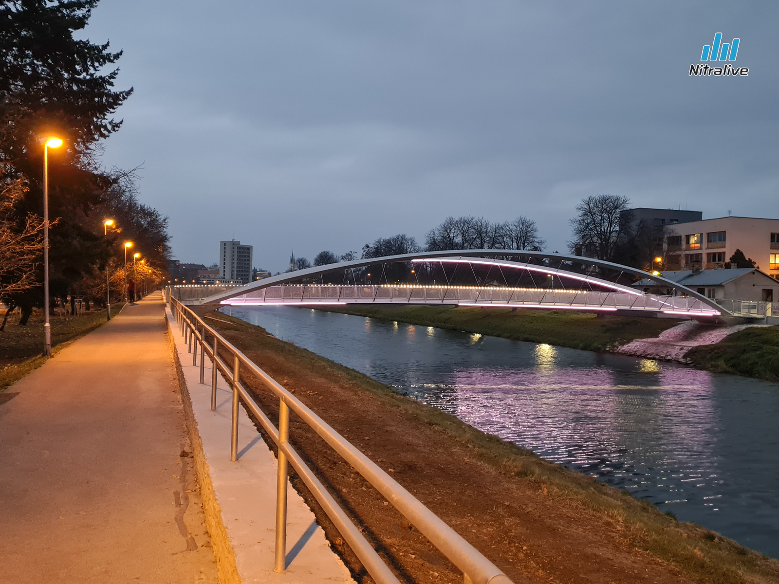 Kalvársky cyklomost má nefunkčné LED osvetlenie, oprava do konca novembra