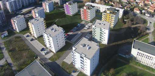 Komplex siedmich bytových domov sa nachádza v blízkosti centra mesta a je určený najmä ako štartovacie bývanie pre mladých ľudí