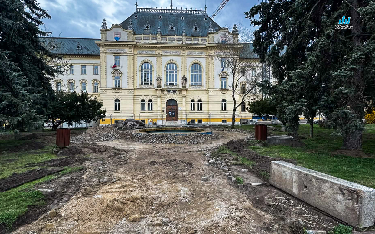 Začali práce na revitalizácii parčíka s fontánou pred budovou Okresného súdu v Nitre