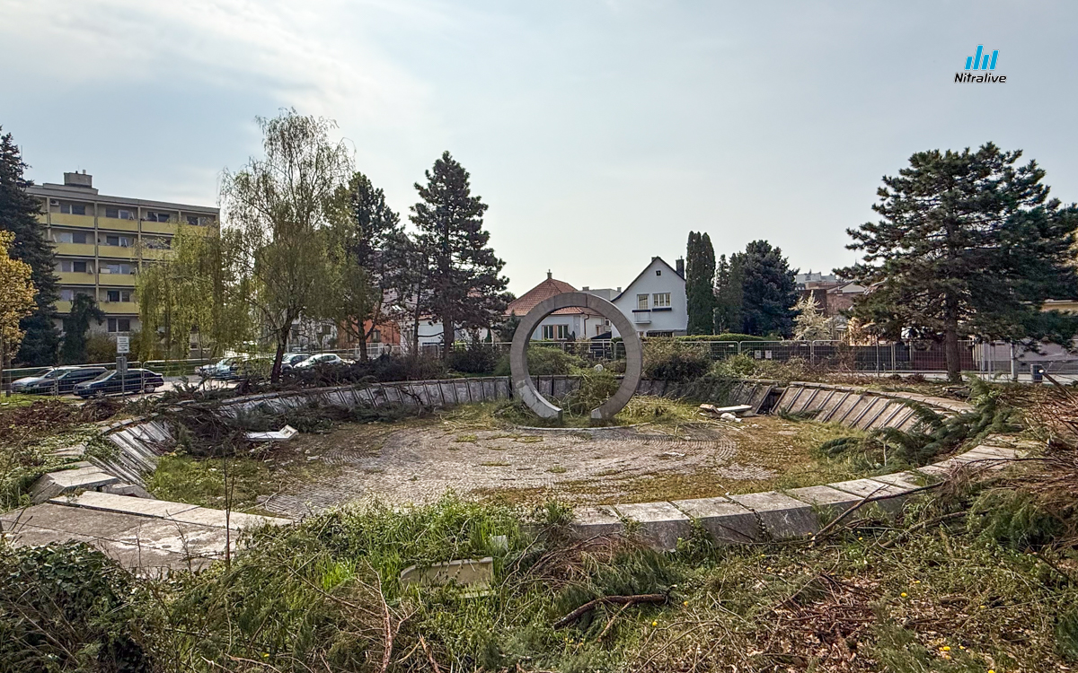 Fontána PKO Nitra, čistenie