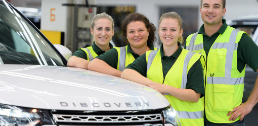 Prvá skupina 12 študentov pre Jaguar Land Rover začala v septembri študovať na Duálnej akadémii v Bratislave v odbore mechatronika