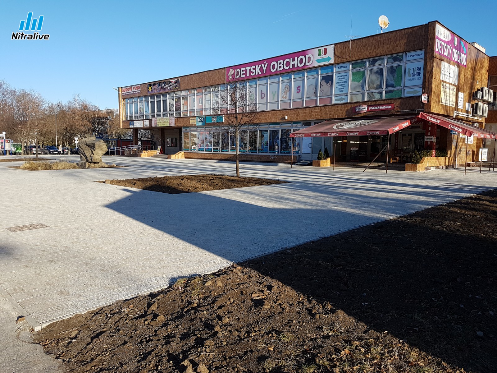 Priestor pred budovou Lipa po rekonštrukcii