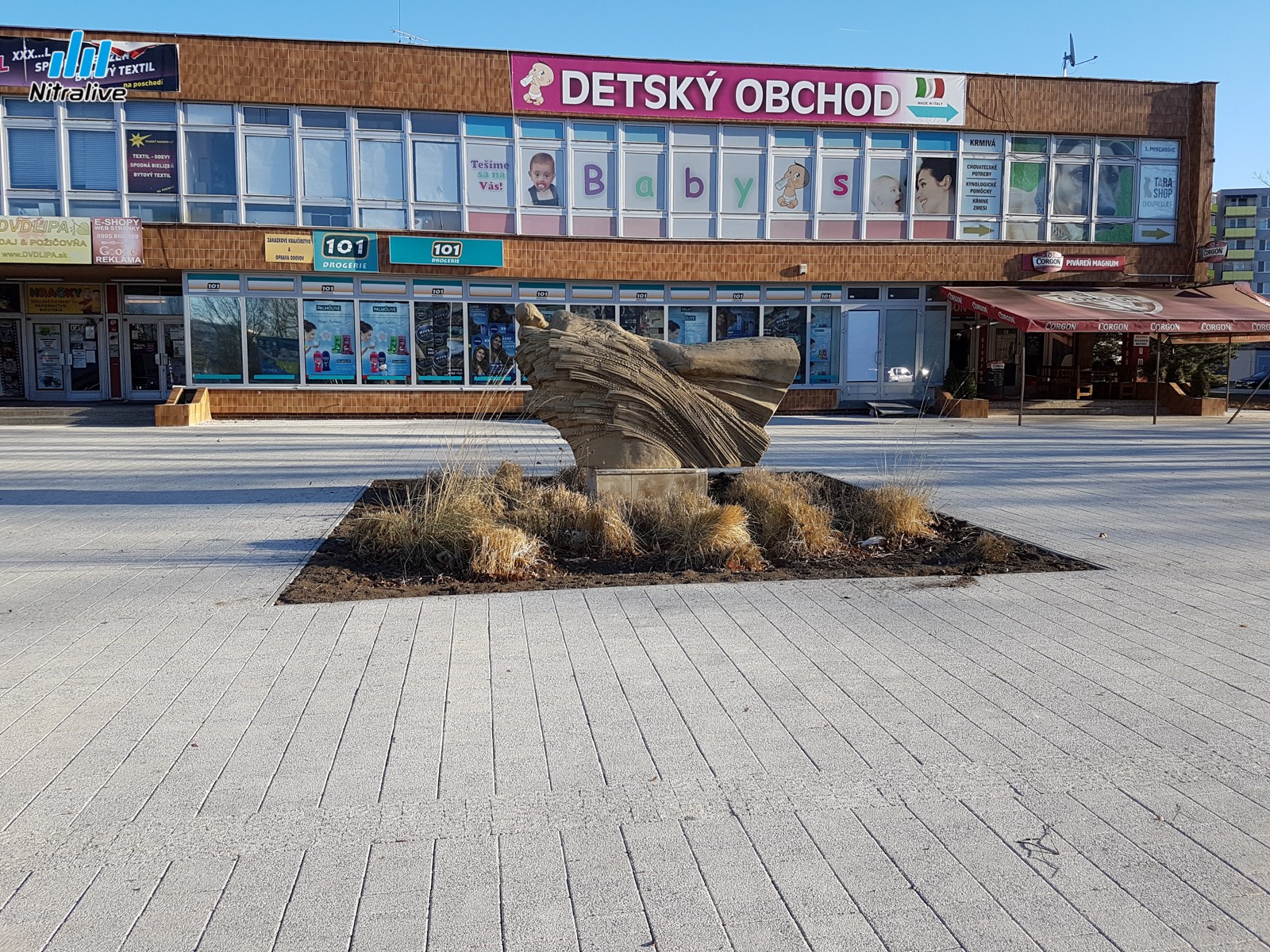 Priestor pred budovou Lipa po rekonštrukcii