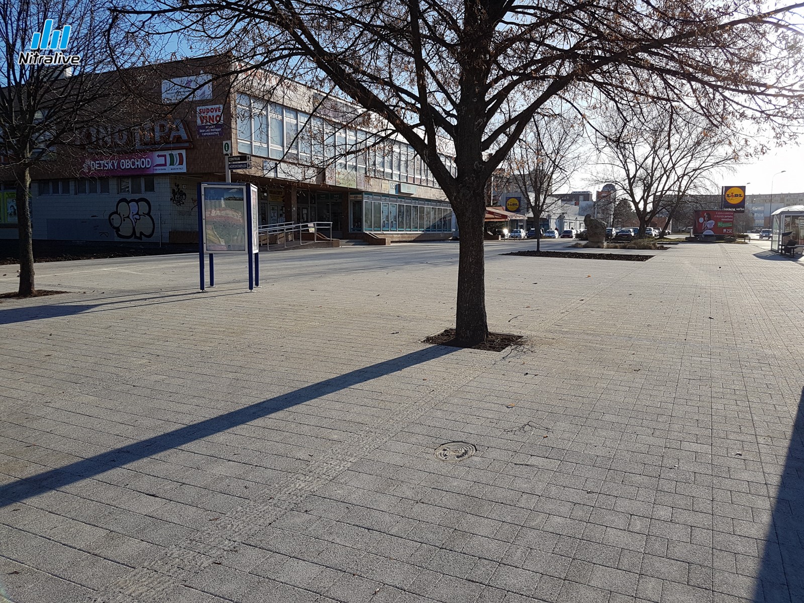 Priestor pred budovou Lipa po rekonštrukcii