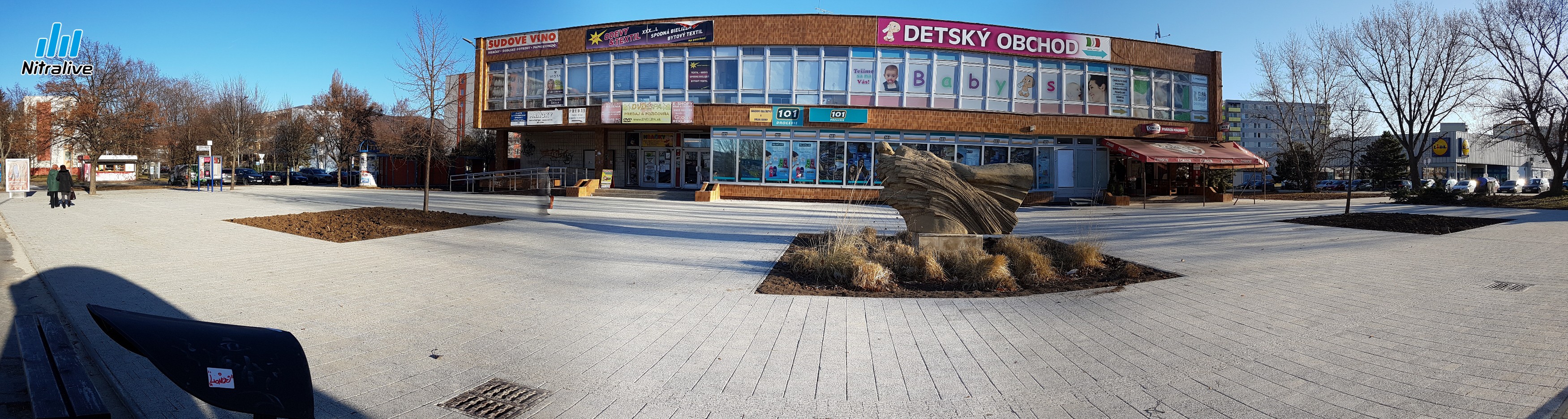 Priestor pred budovou Lipa po rekonštrukcii