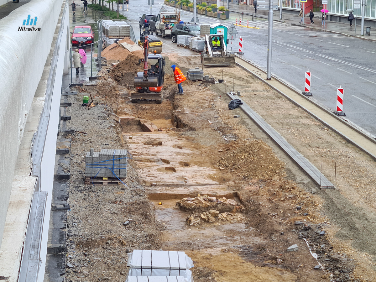 Pri rekonštrukcii chodníka pri “Priori” našli vykopávky