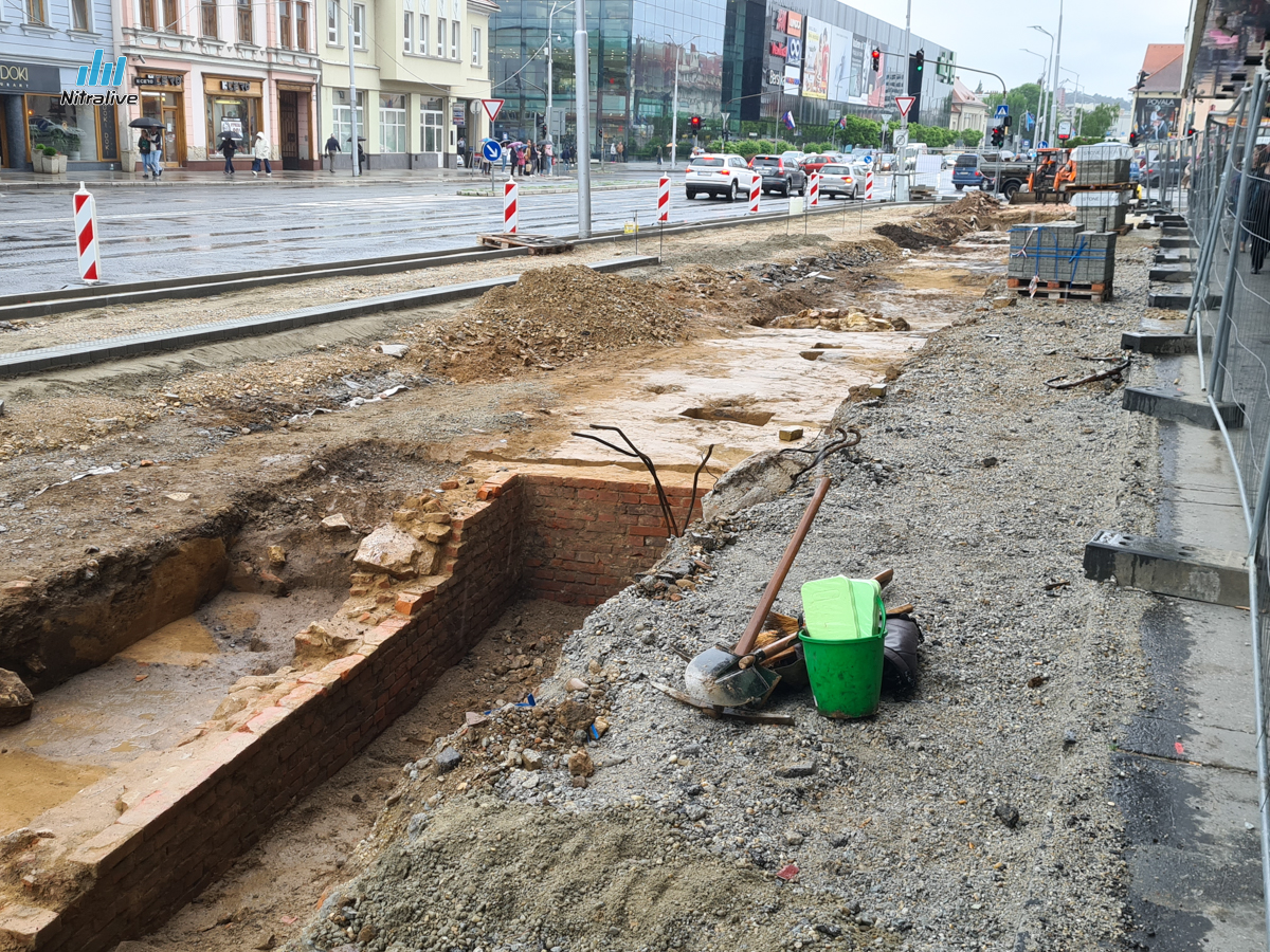 Pri rekonštrukcii chodníka pri “Priori” našli vykopávky