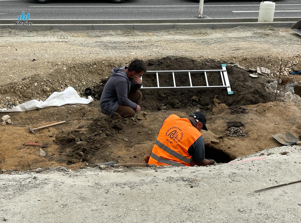 Pri rekonštrukcii chodníka pri “Priori” našli vykopávky