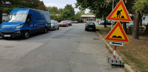 Aktuálne teda všetky vozidlá jazdia do protismeru a zákazu. Dopravné značenie je navyše nezmyselné