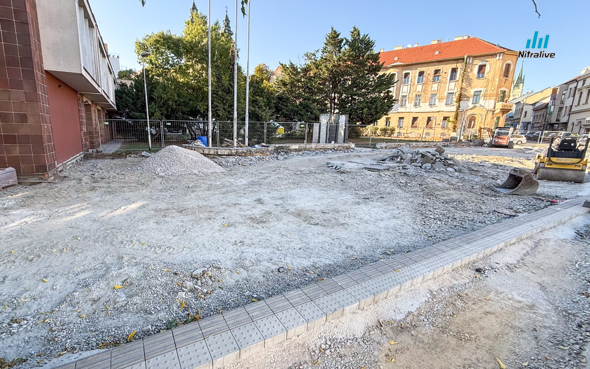 Predĺženie pešej zóny Nitra, Orbis - VÚB