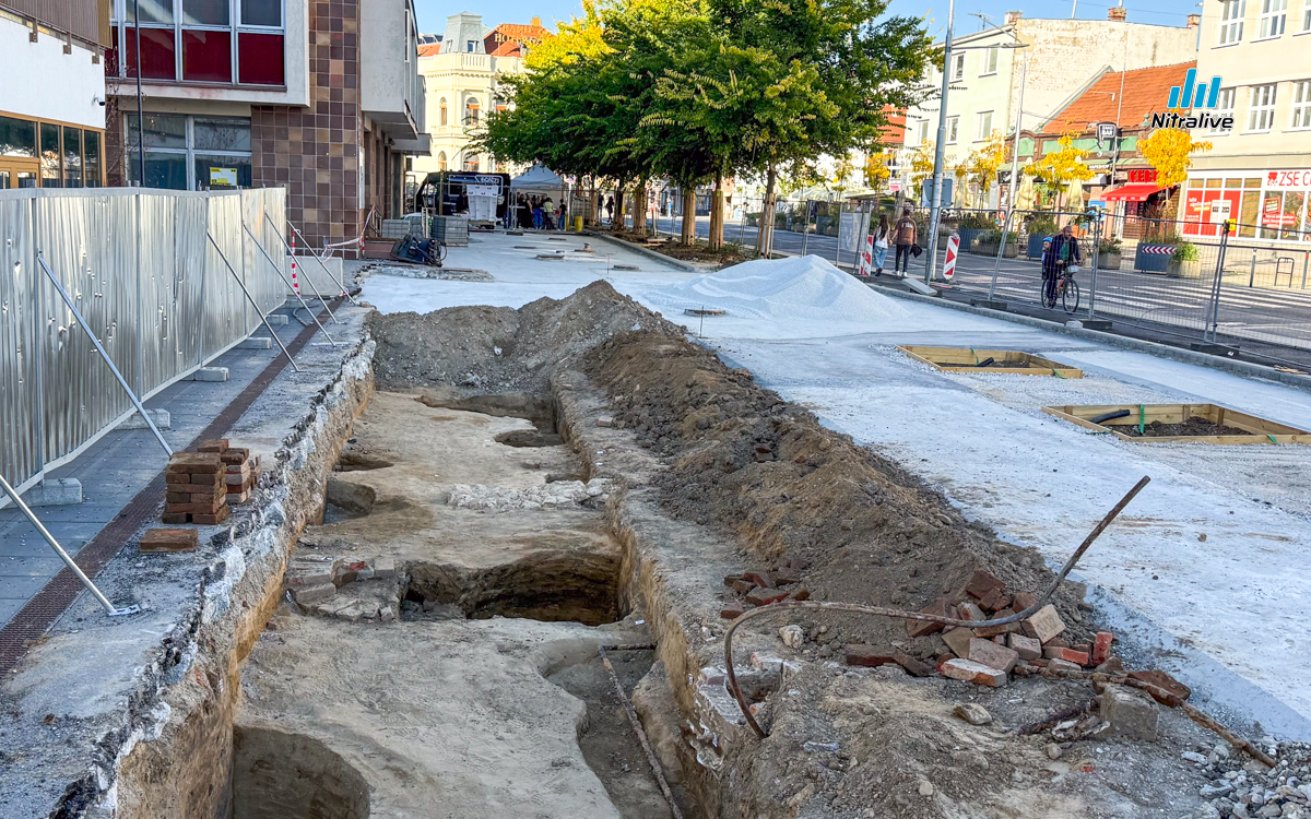 Predĺženie pešej zóny Nitra, Orbis - VÚB