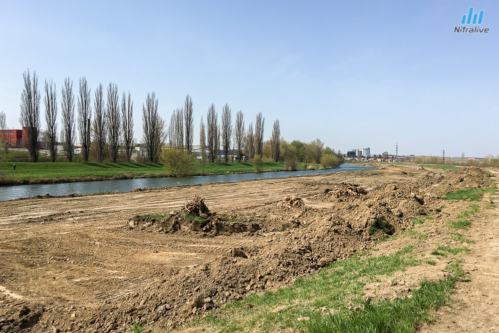 Rieka Nitra - ochranná hrádza