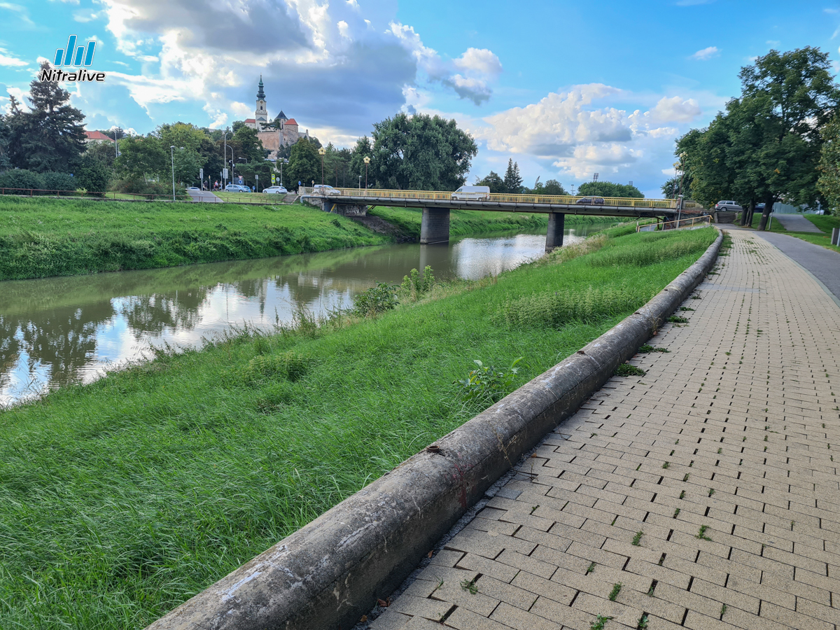 Vodohospodári stavajú nový ochranný múr pri rieke Nitra, ide o protipovodňové opatrenia