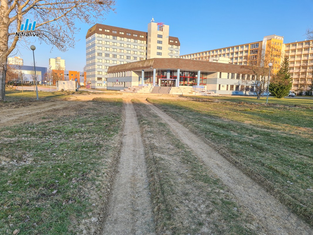 Medzi ŠKD Bernolák a Aulou SPU revitalizujú priestor