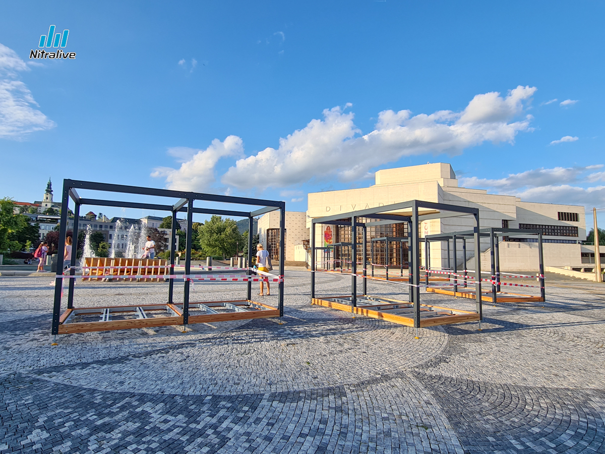 Na Svätoplukovom námestí bude nové sedenie, moduly sú vo výstavbe