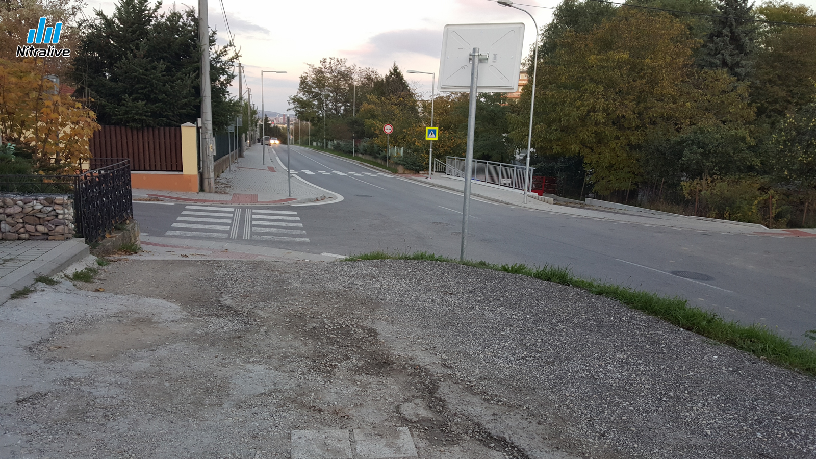Golianova ulica cesta pri domoch