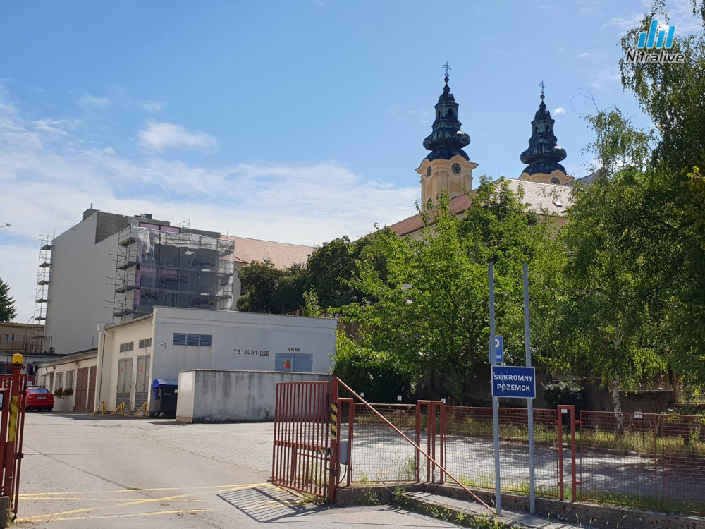 Administratívna budova, Veterná/Piaristická ulica